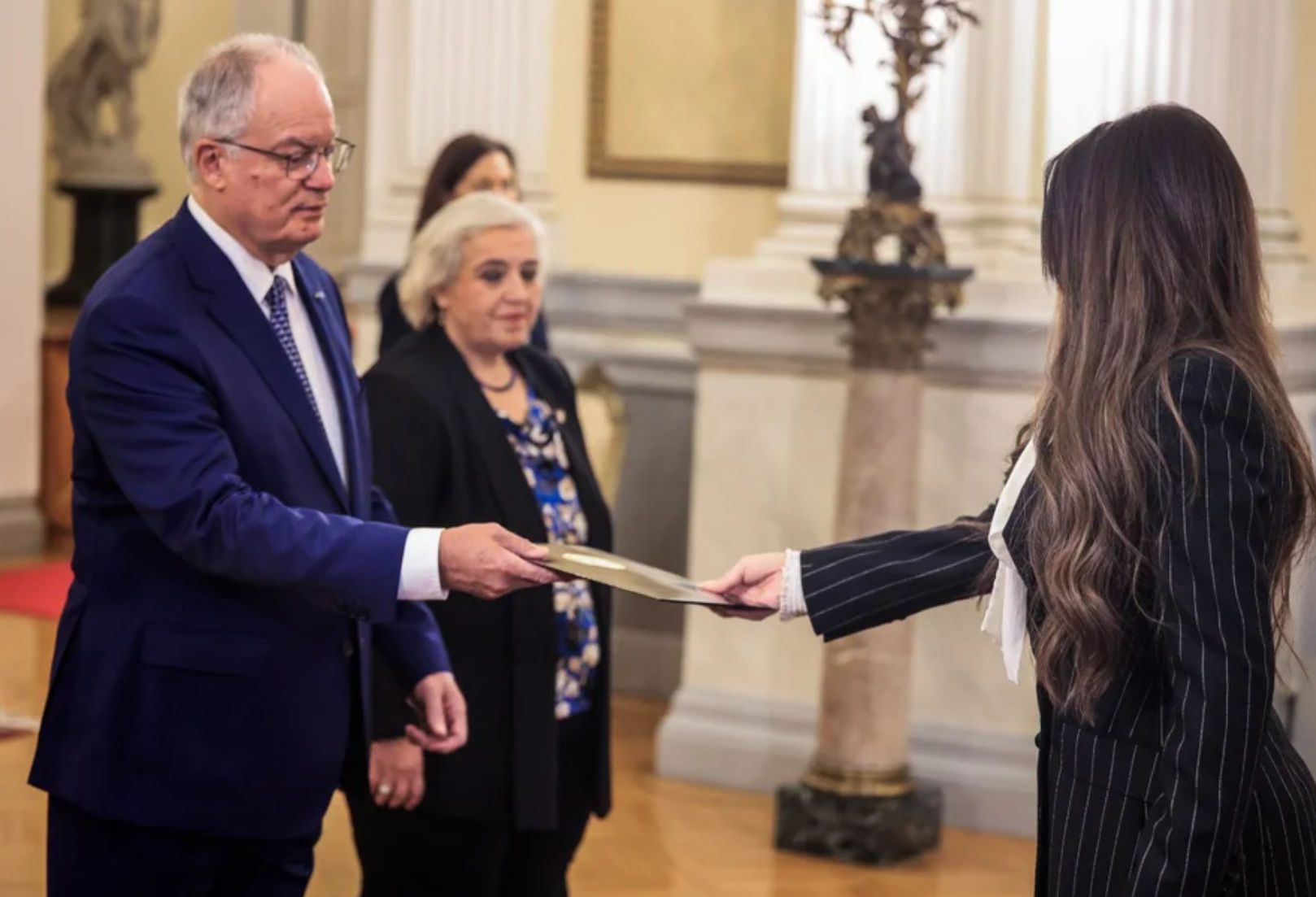 Τρομερός διάλογος Τασούλα-Γκίλφοϊλ: «Ο μήνας του μέλιτος πέτυχε, όχι ο γάμος»