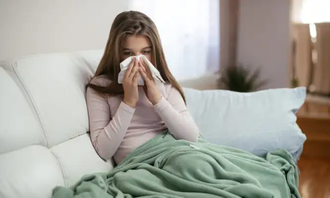 Νωρίτερα και πιο έντονη η φετινή έξαρση της γρίπης – Ποιοι πρέπει να εμβολιαστούν