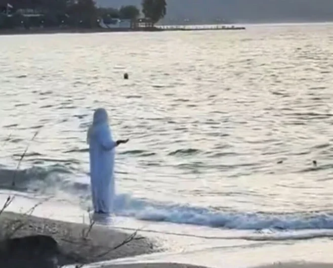 Πήλιο: Γυναίκα ντυμένη στα λευκά κάνει… παράξενο τελετουργικό στη θάλασσα (vid)