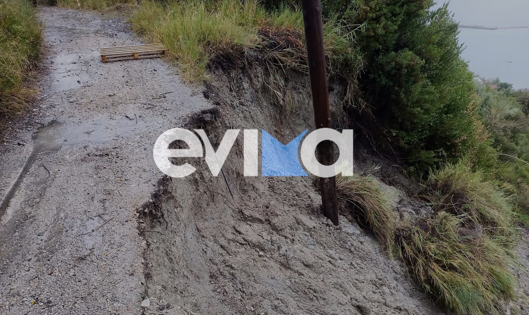 Κακοκαιρία στην Εύβοια: «Έπεσε» δρόμος από τα ισχυρά φαινόμενα (εικόνες&βίντεο)