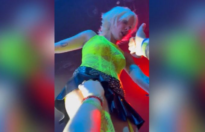 Σοκαριστική παρενόχληση της Halsey επί σκηνής – Θαυμάστρια την θώπευσε ενώ τραγουδούσε