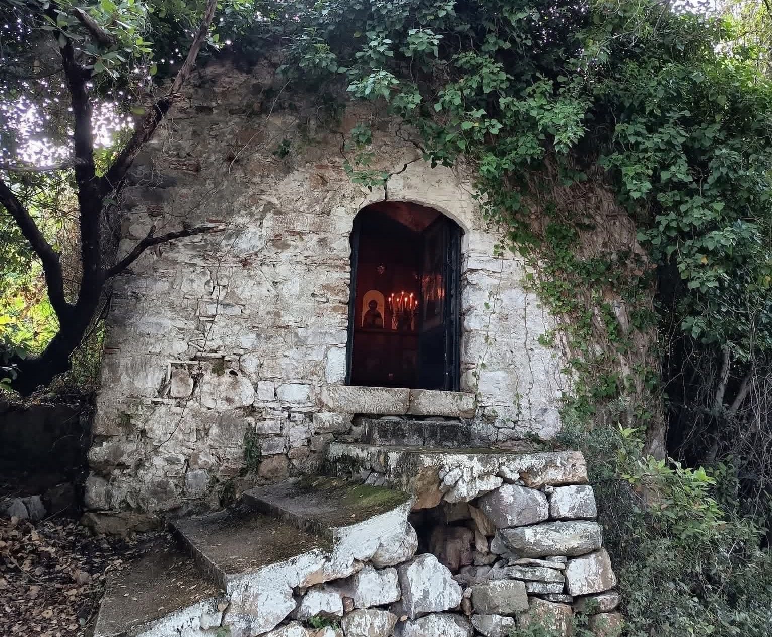 Που βρίσκεται αυτό το υπέροχο παρεκκλήσι των Ταξιαρχών στην Εύβοια