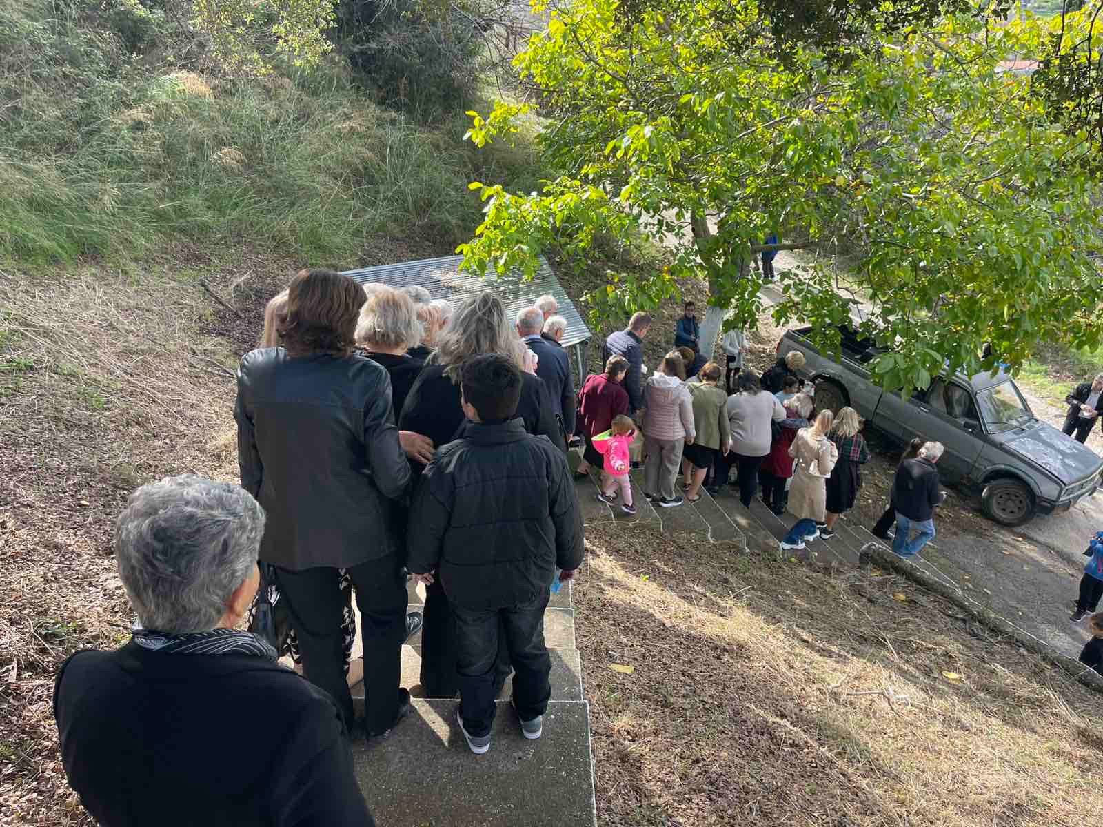 Εύβοια: Γέμισε με πιστούς ξωκλήσι των Ταξιαρχών – Γυναίκες πρόσφεραν φαγητό