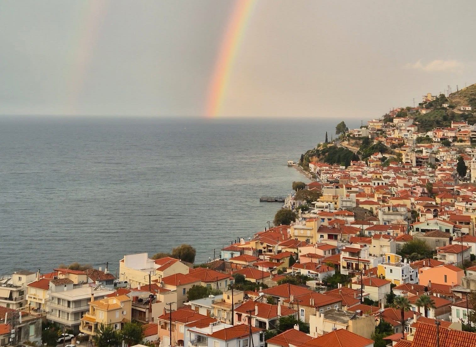 Εντυπωσιακό διπλό ουράνιο τόξο φώτισε την Εύβοια από άκρη σε άκρη! (εικόνες)