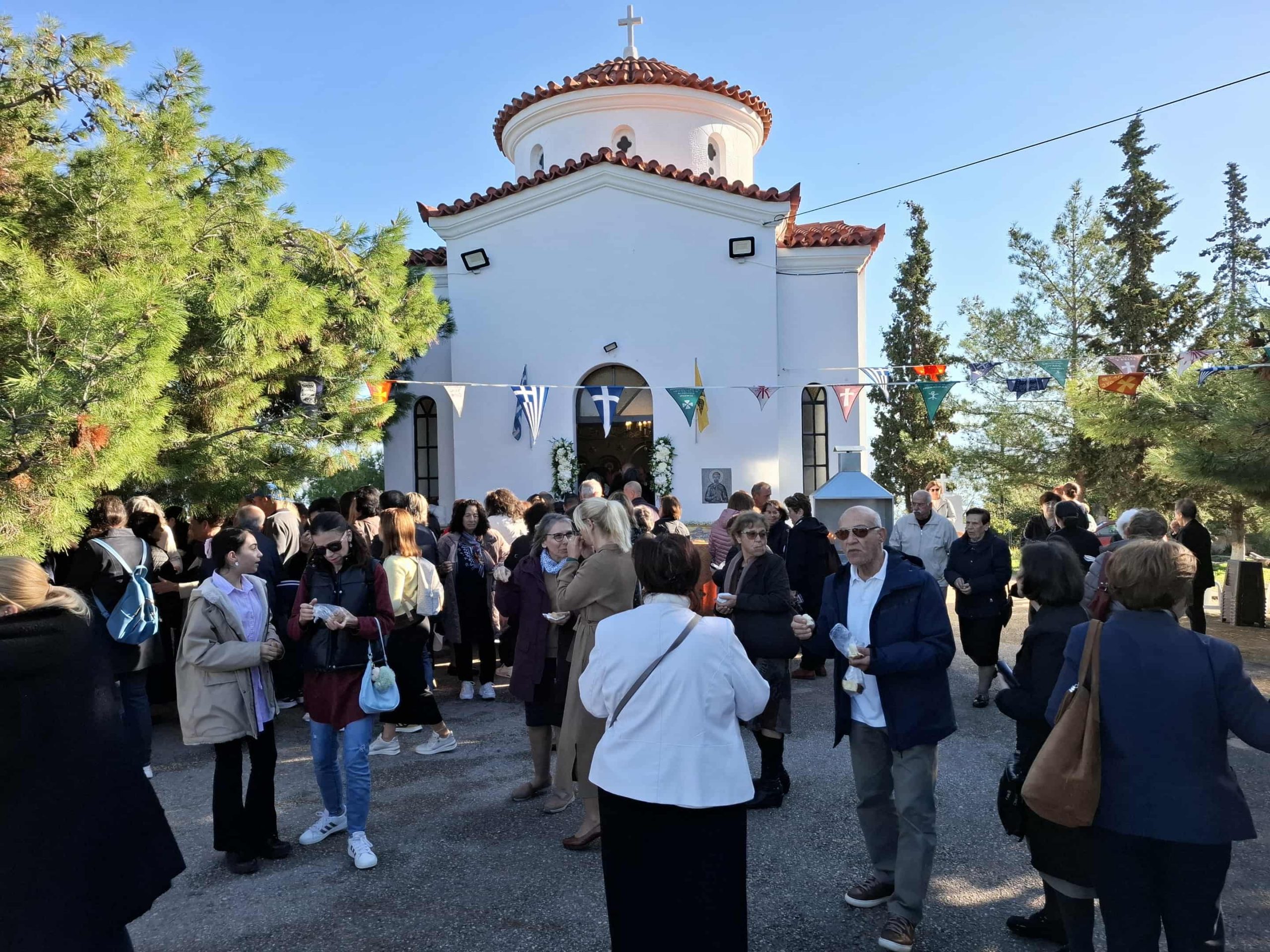 Χαλκίδα: Αυτό το παραθαλάσσιο ξωκλήσι γιόρταζε και γέμισε με πιστούς (εικόνες)