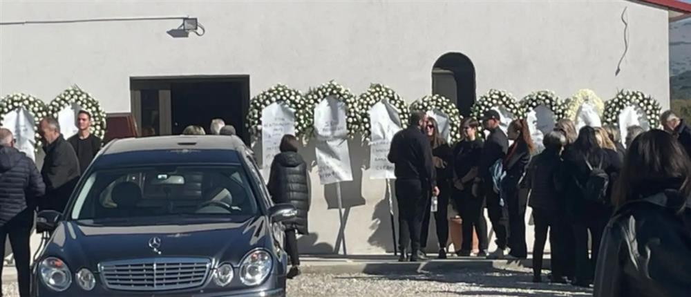 Λάρισα: Θρήνος στην κηδεία  της 49χρονης που εγκλωβίστηκε σε μηχάνημα φούρνου