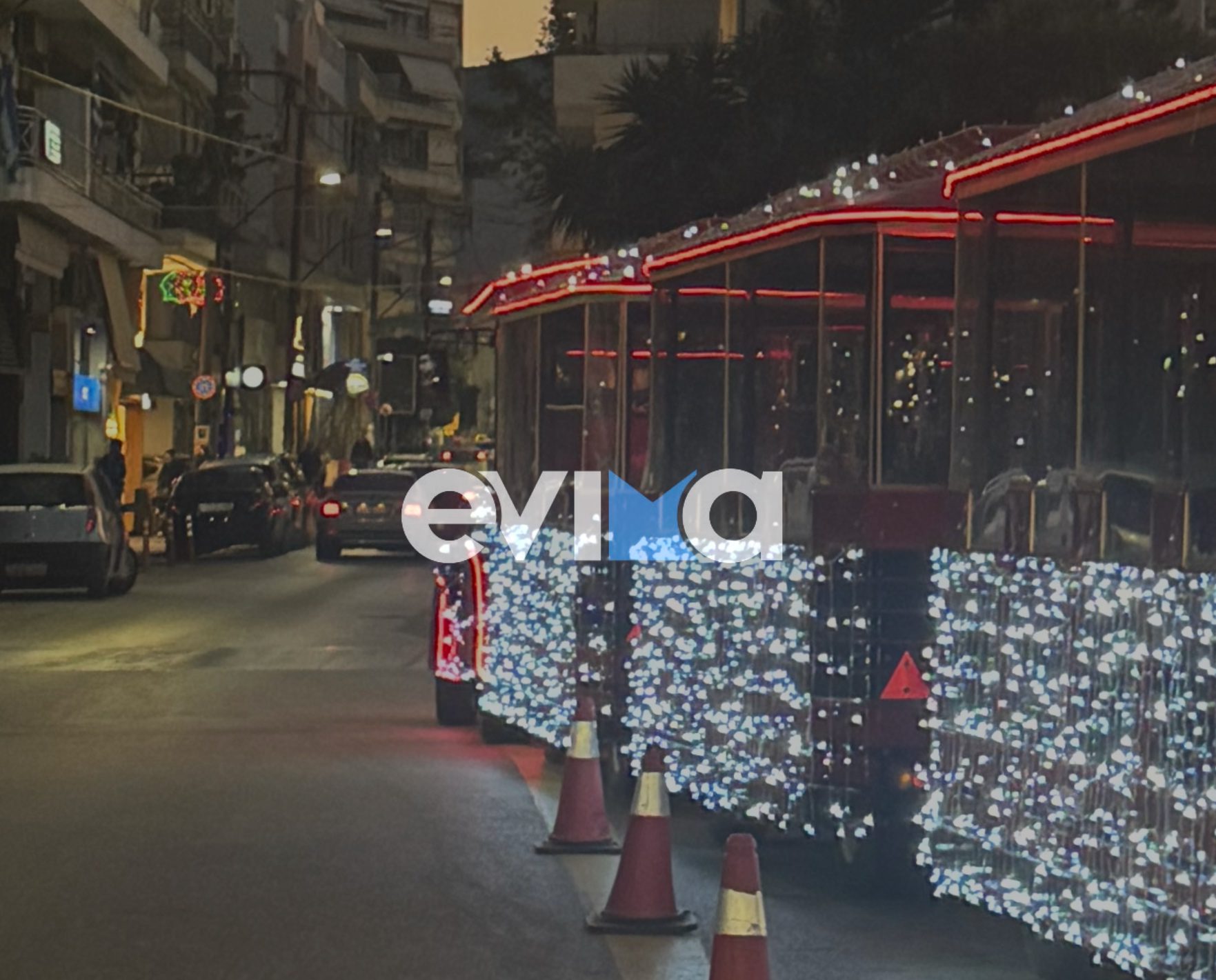Χριστούγεννα στη Χαλκίδα: Το τουριστικό τρενάκι στολίστηκε με χιλιάδες λαμπιόνια και μαγεύει την πόλη (βίντεο)