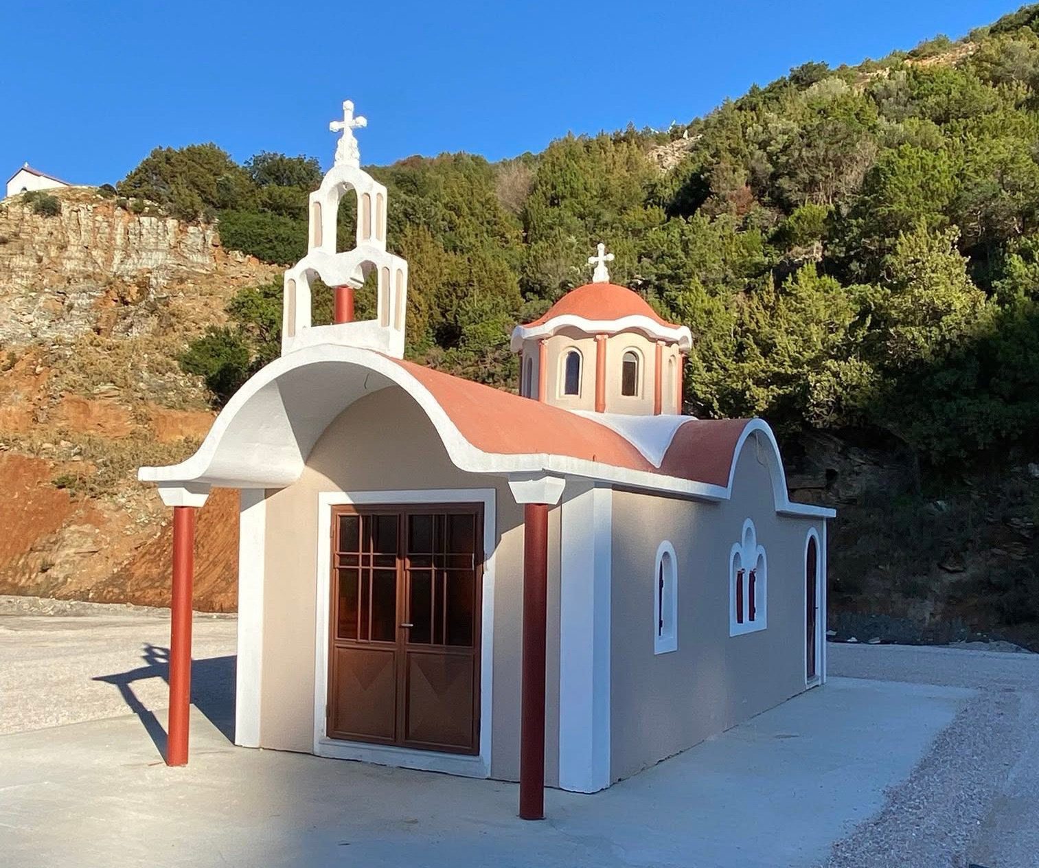 Εύβοια: Πιστοί εναπόθεσαν εικόνα του θαυματουργού Οσίου Ιωάννη του Ρώσσου σε ξωκλήσι