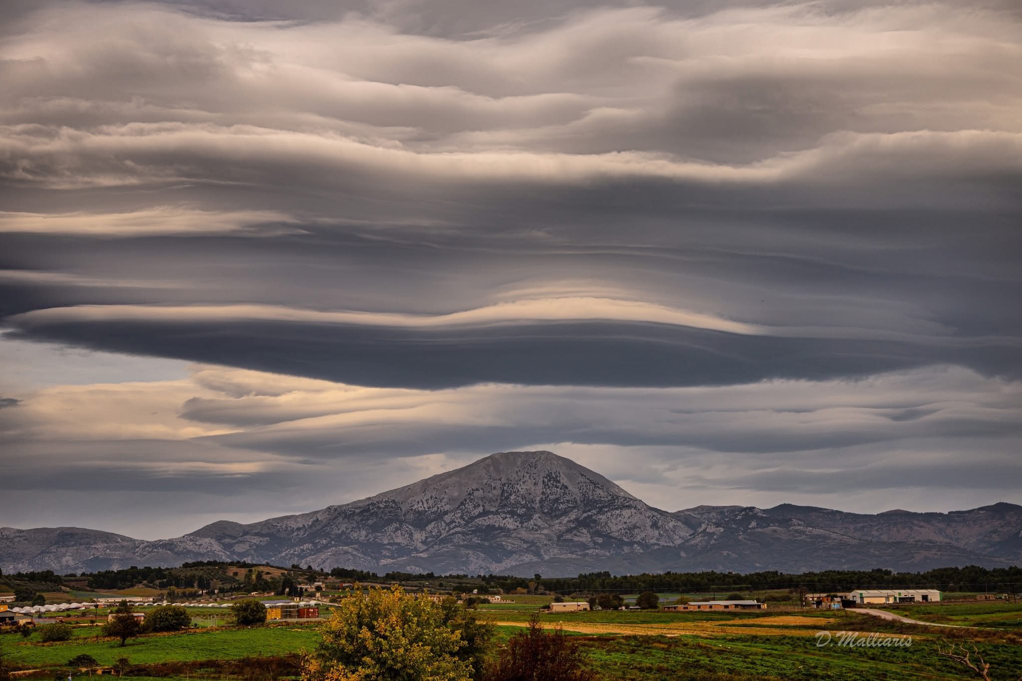 Εντυπωσιακό φαινόμενο: «Ιπτάμενοι δίσκοι» στον ουρανό της Εύβοιας – Που έγιναν ορατοί