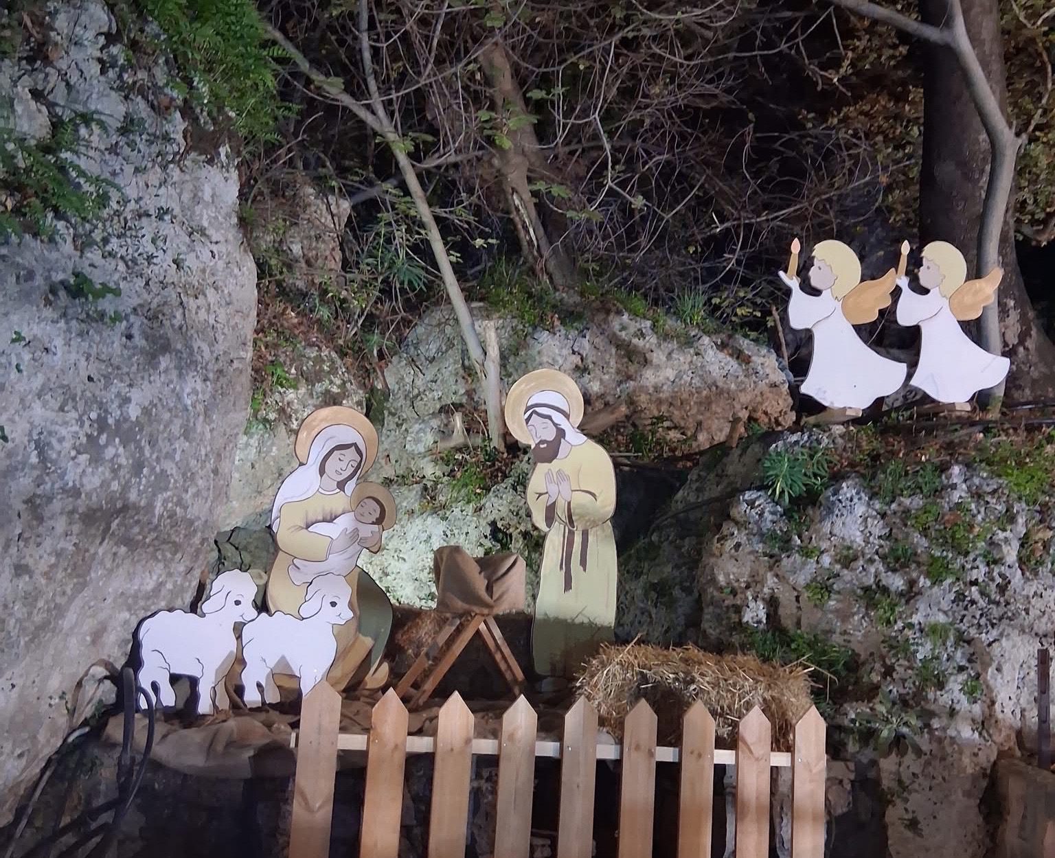 Φάτνη μέσα στον βράχο στην Εύβοια! Μοναδική εικόνα