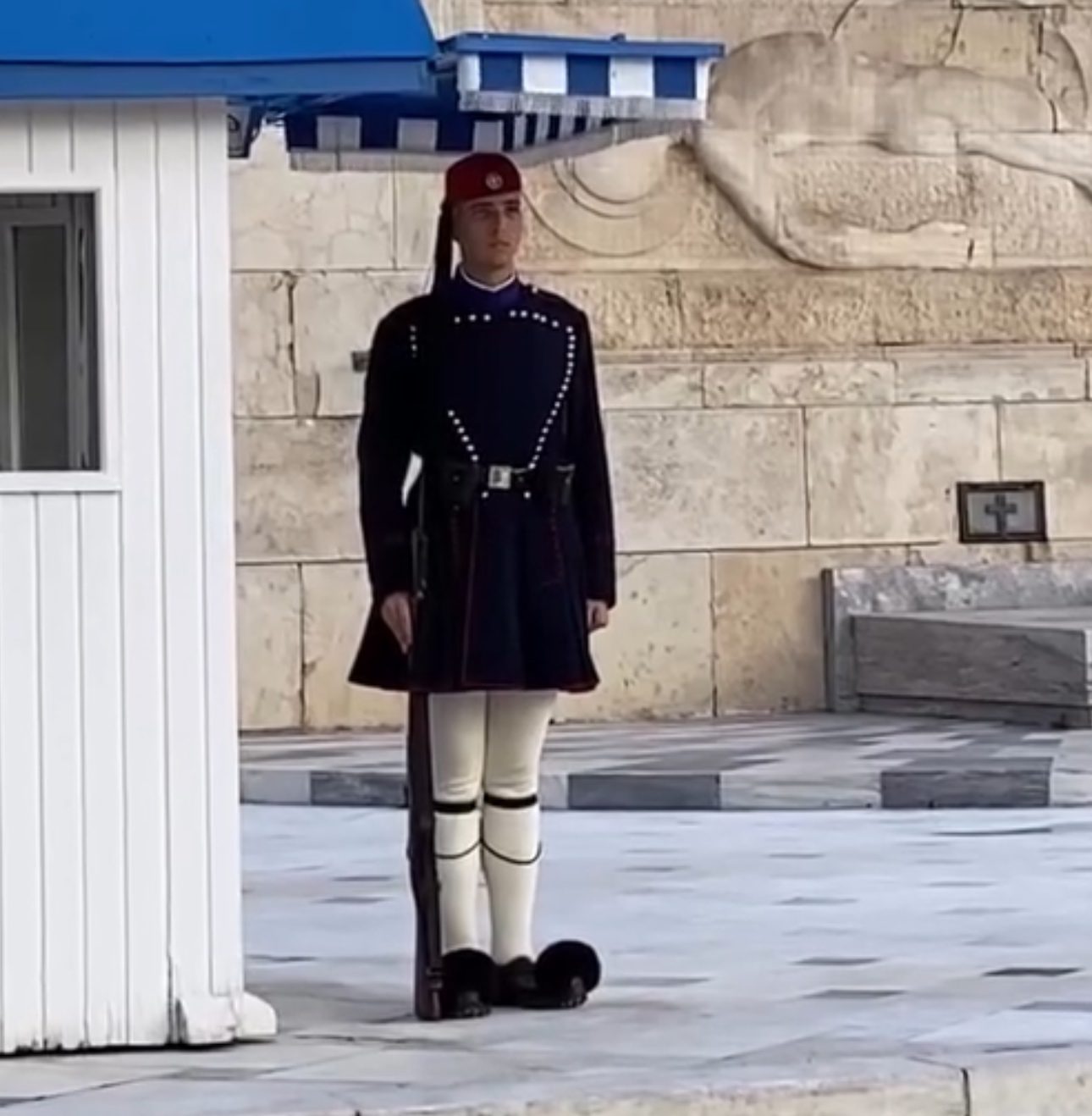 Ο Ευβοιώτης Εύζωνας στον Άγνωστο Στρατιώτη που συγκίνησε όλο το Νομό! (βίντεο)