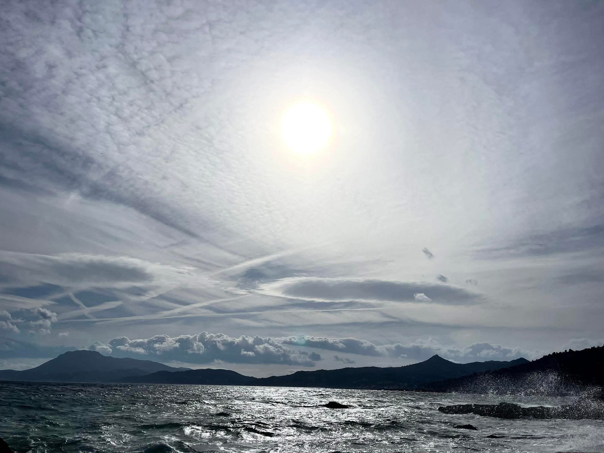 Καιρός: Συννεφιά, τοπικές βροχές και νοτιάδες σήμερα στην Εύβοια