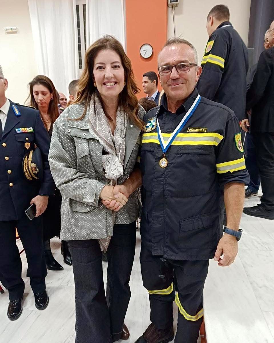 Εύβοια: Σταθερά στο πλευρό των εθελοντών δασοπυροσβεστών η Καραμπατσώλη