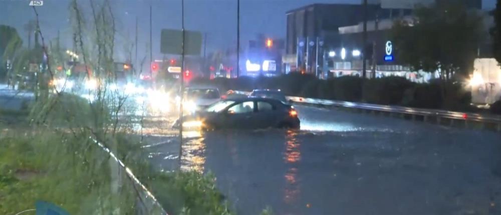 Σοβαρά προβλήματα από την κακοκαιρία: Δρόμοι μετατράπηκαν σε ποτάμια στη Γλυφάδα (βίντεο)