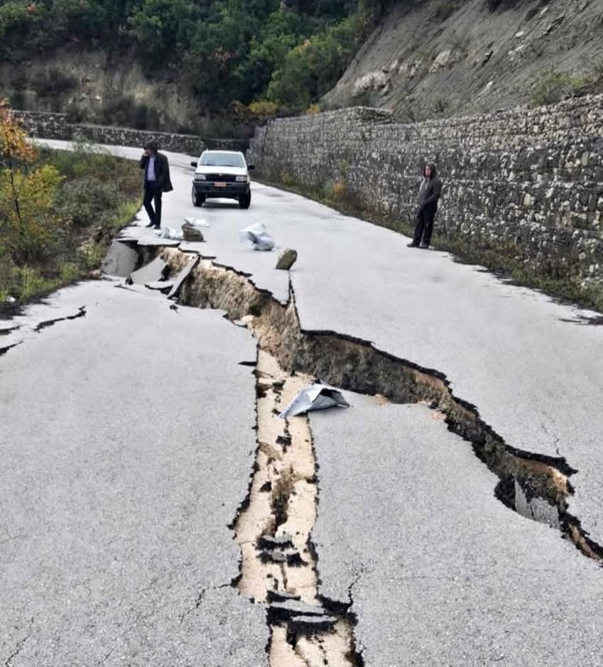 Δρόμος άνοιξε στη μέση από την κακοκαιρία στον Άγιο Ανδρέα Δωδώνης