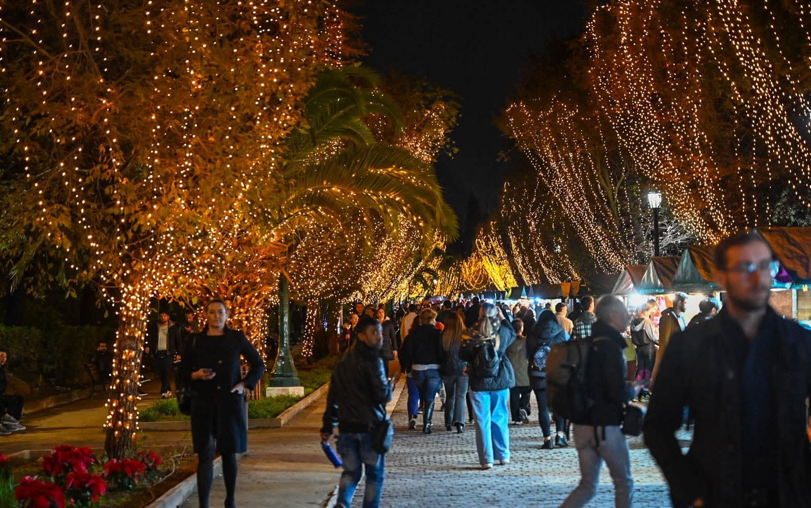 Φαντασμαγορική έναρξη των Χριστουγεννιάτικων εκδηλώσεων στο Πεδίο του Άρεως (εικόνες)