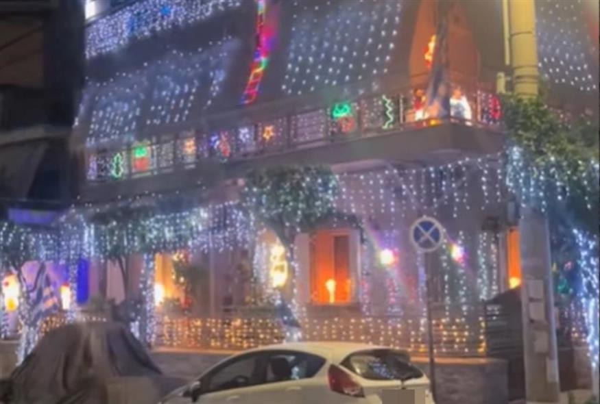 Viral Χριστουγεννιάτικο σπίτι στο Κερατσίνι! Χιλιάδες λαμπάκια το κάνουν παραμυθένιο (vid)