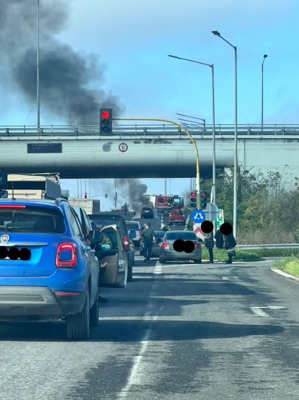 Φωτιά σε εν κινήσει αυτοκίνητο στη Λάρισα