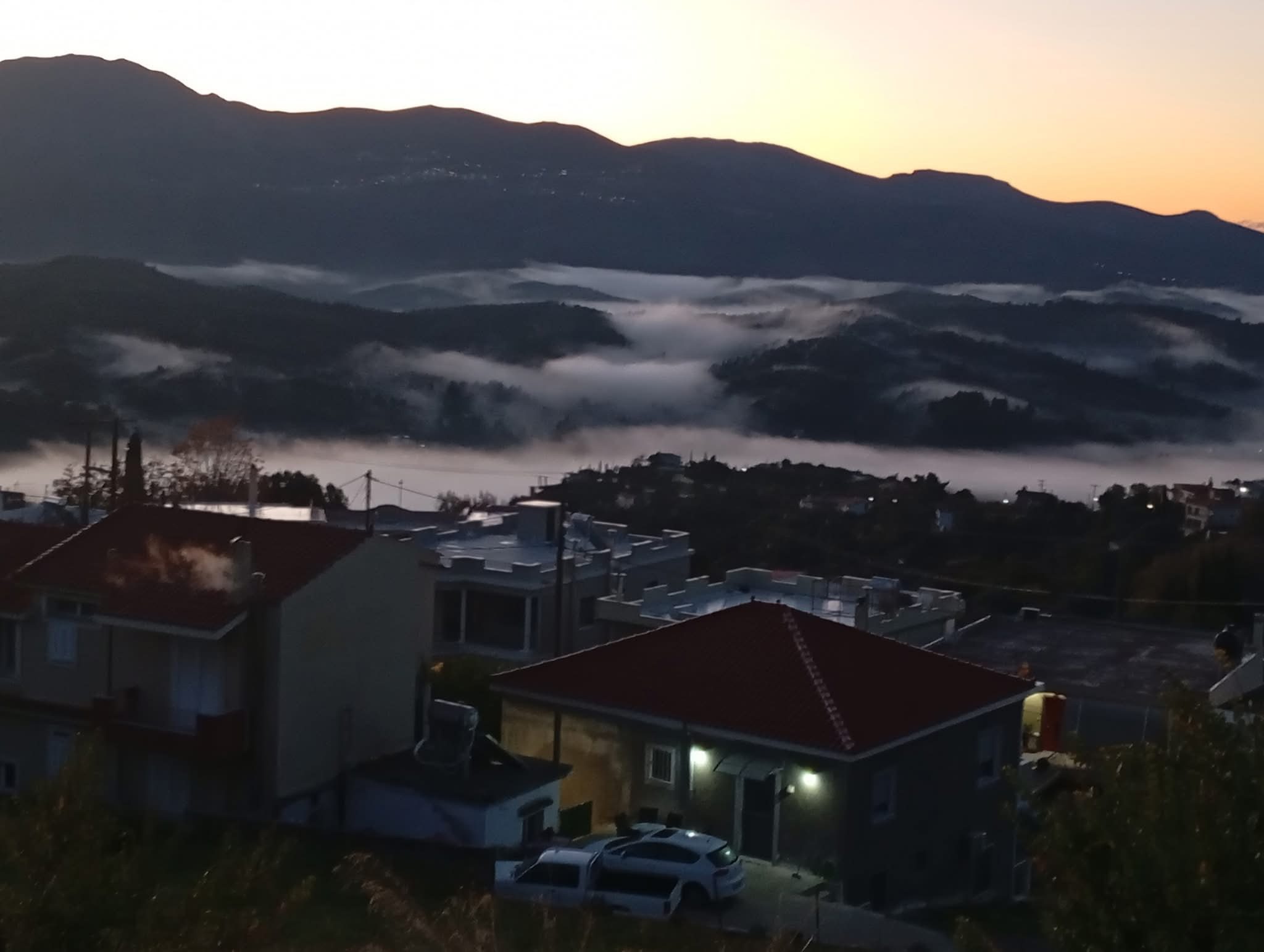 Φακοειδή σύννεφα πάνω από χωριό της Εύβοιας! Παραμυθένιες εικόνες