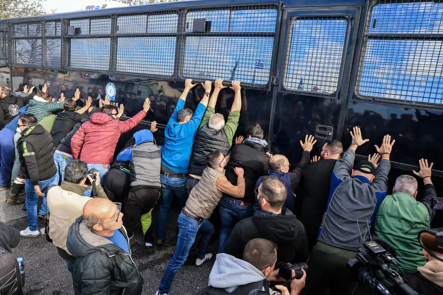 Αγρότες Λάρισα: Δύο άτομα στο νοσοκομείο από τα επεισόδια με τους αστυνομικούς (εικόνες & βίντεο)