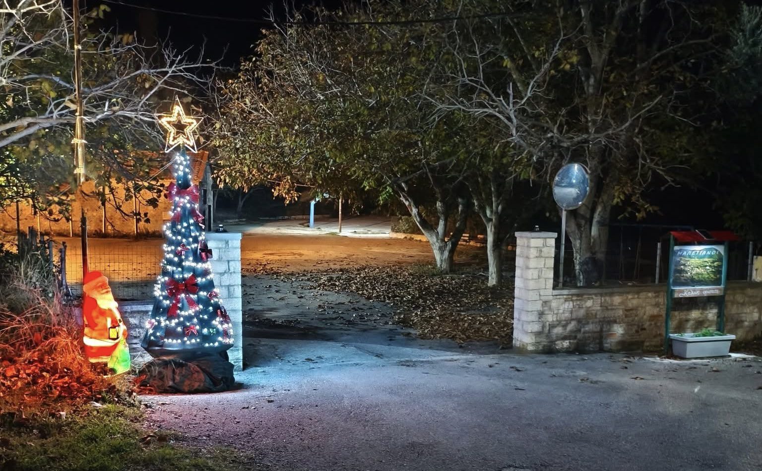 Εύβοια: Δεν θα πιστεύετε πώς στολίστηκε αυτό το χωριό – Μαγικές εικόνες