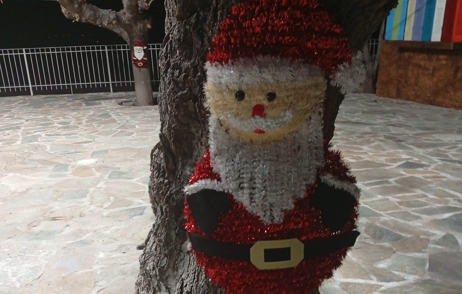 Αυτό το χωριό στην Εύβοια γέμισε την πλατεία με Αγιοβασίληδες! Πανέμορφες εικόνες