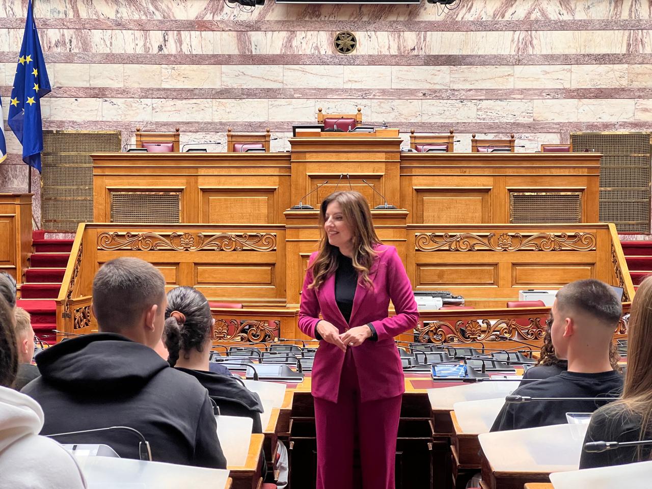 Νέοι από την Εύβοια στη Βουλή, ελπίδα για το μέλλον – Το μήνυμα της Καραμπατσώλη