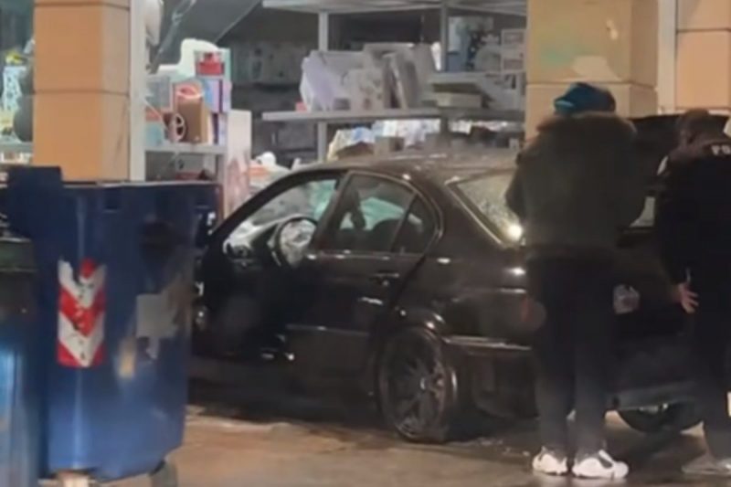 Σοκ: Αυτοκίνητο καρφώθηκε σε βιτρίνα