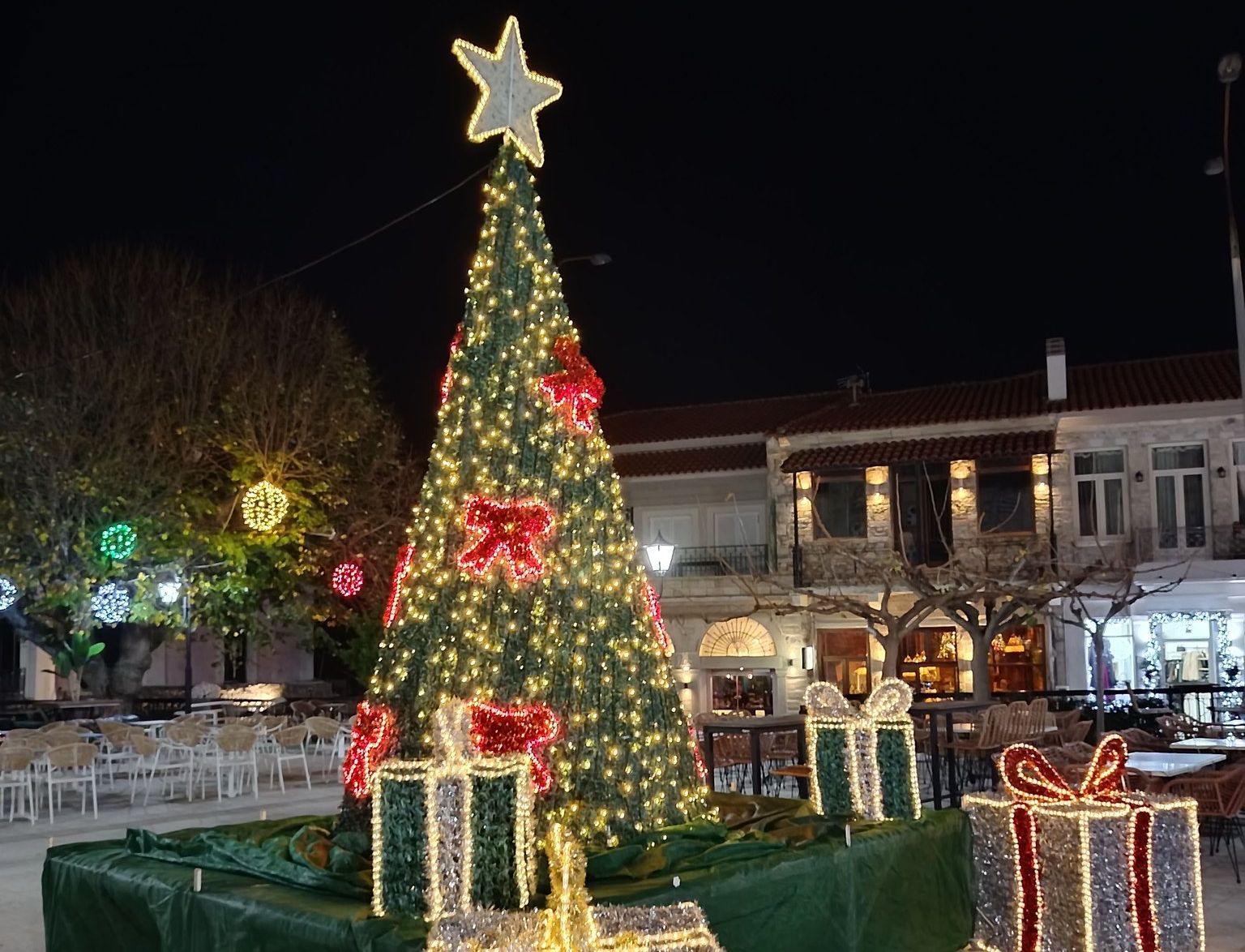 Η πόλη της Εύβοιας που «θυμίζει» παραμύθι: Μαγικές χριστουγεννιάτικες εικόνες