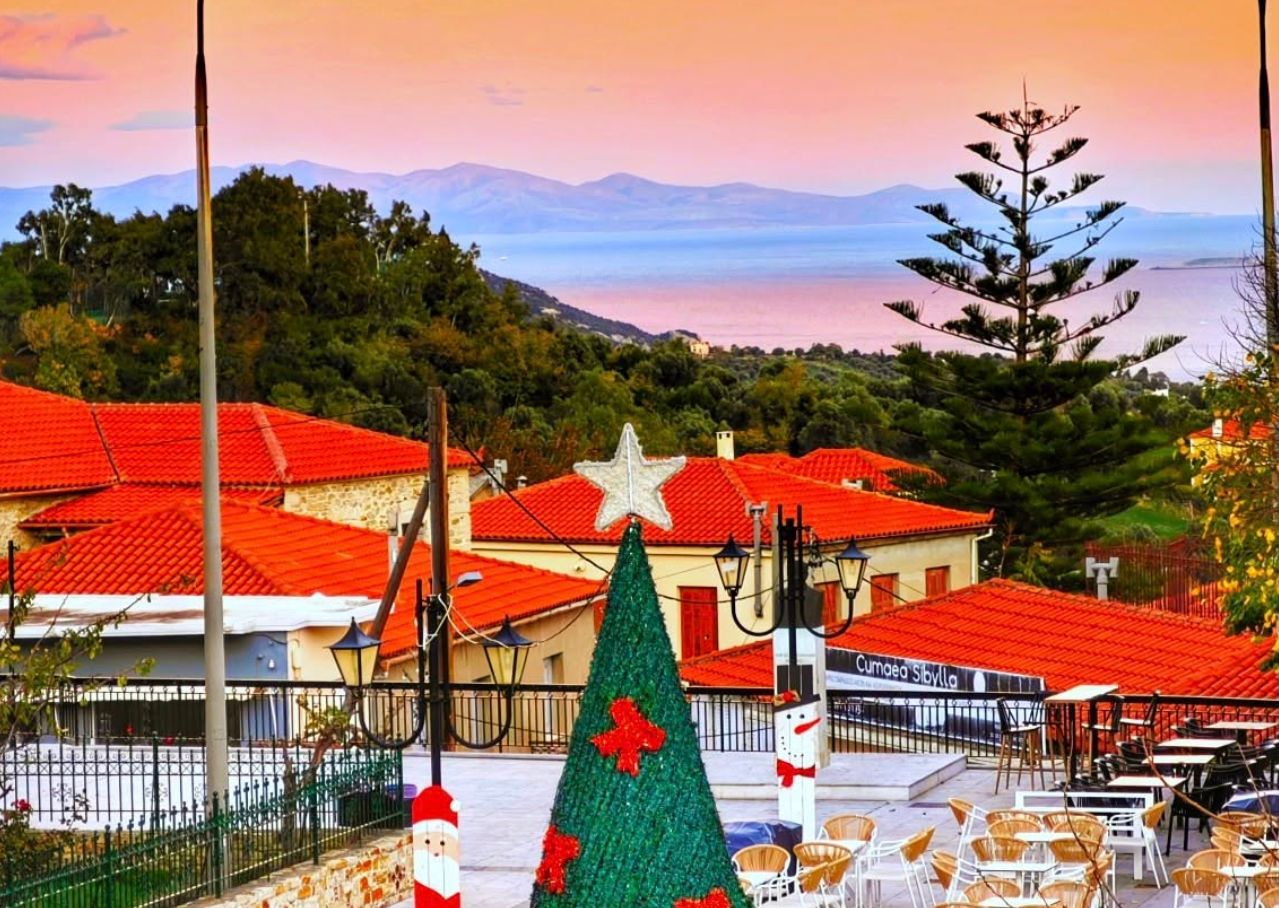 Η μαγεία των Χριστουγέννων στην Εύβοια: Μια μοναδική εικόνα με θέα τη θάλασσα