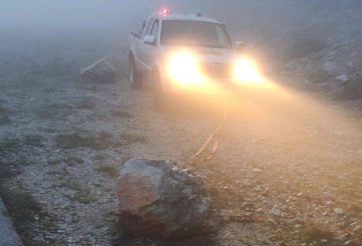 Μεγάλη προσοχή στην Εύβοια: Έπεσαν βράχια σε κεντρικό δρόμο