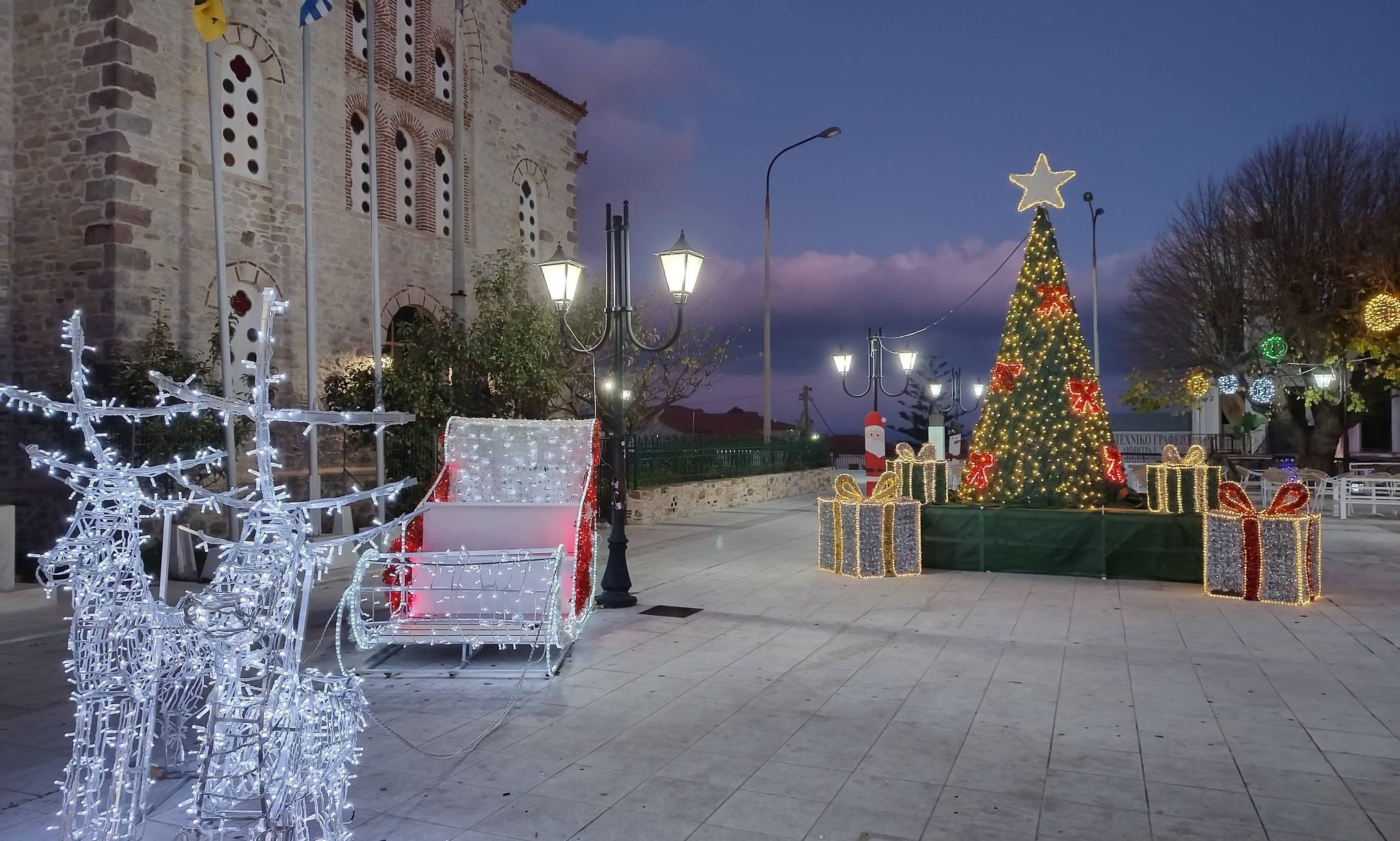 Τι ώρα ανάβουν σήμερα το Χριστουγεννιάτικο Δέντρο στην Κύμη