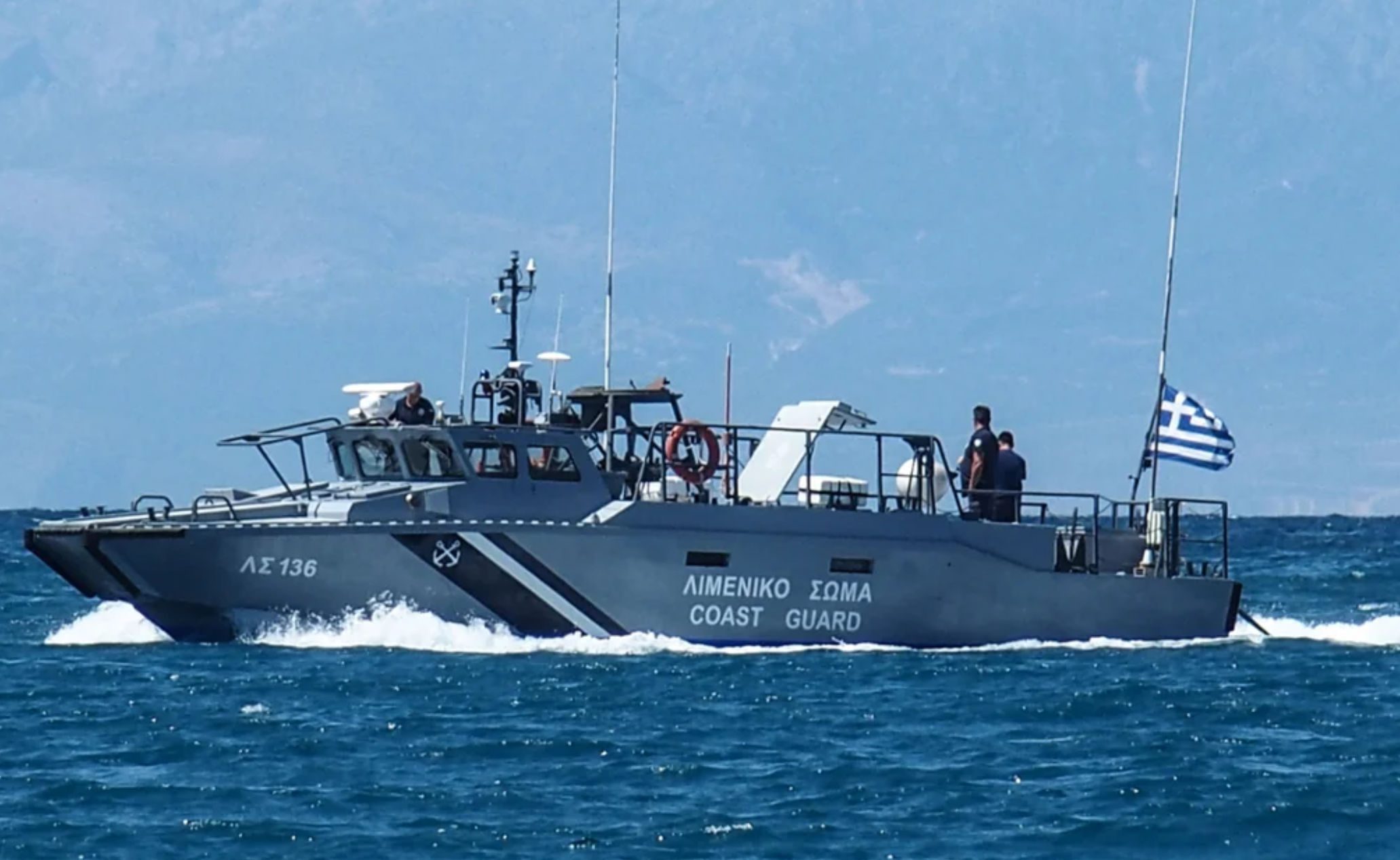 Σκάφος του Λιμενικού έριξε προειδοποιητικά πυρά σε τουρκικά αλιευτικά που επιχείρησαν εμβολισμό