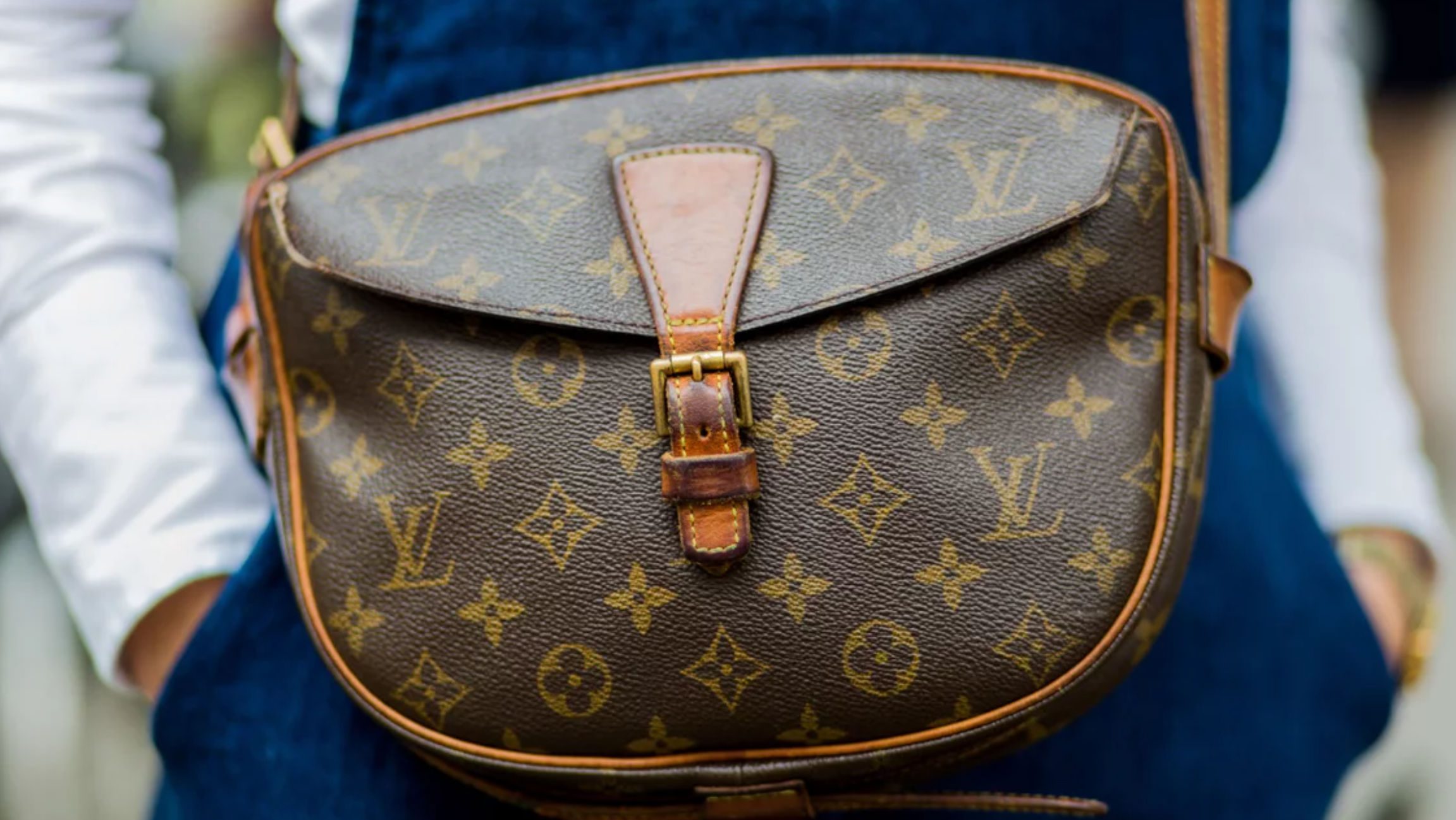 Αμερικανίδα ξέχασε τη Louis Vuitton τσάντα της με 8.000 δολάρια σε τουαλέτα – Δεν θα πιστέψετε τι συνέβη μετά