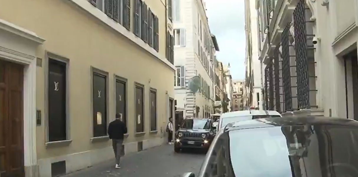 Έριξαν όχημα στη βιτρίνα καταστήματος και άρπαξαν δεκάδες προϊόντα Louis Vuitton