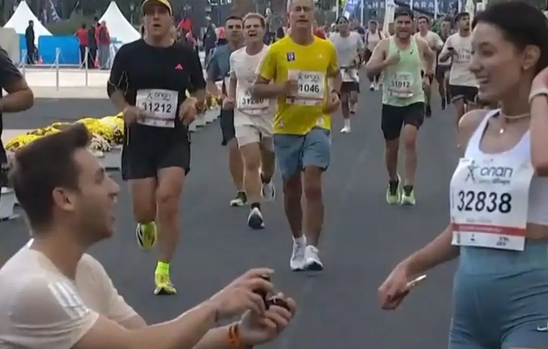 42ος Αυθεντικός Μαραθώνιος Αθήνας 2025: Γονάτισε και της έκανε πρόταση γάμου στον τερματισμό των 10 χλμ