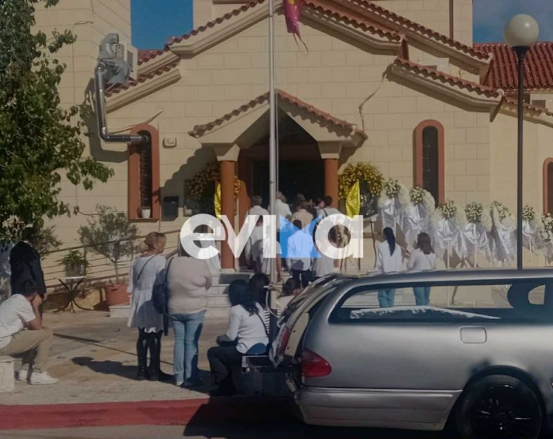 Χαλκίδα: Σκηνές αρχαίας τραγωδίας στην κηδεία του Μάριου – Με λευκά ρούχα τον αποχαιρέτησαν