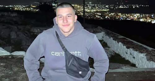 Βαρύ πένθος σε όλη την Εύβοια: Με λευκά ρούχα και τριαντάφυλλα αποχαιρετούν τον Μάριο