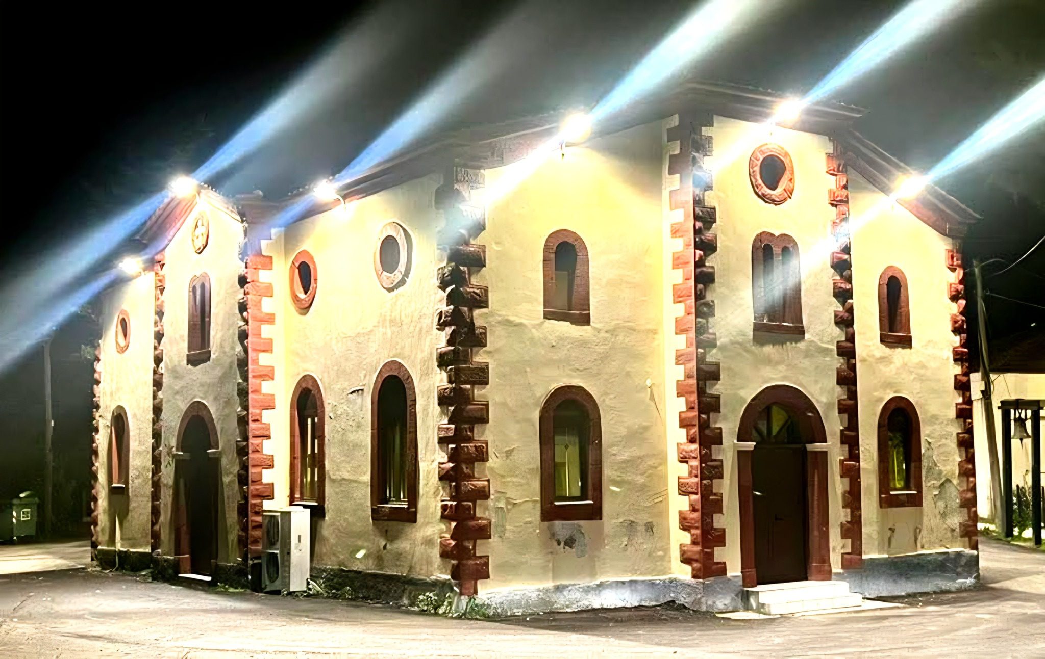 «Έλαμψε» ο ιερός ναός της Αγίας Παρασκευής στην Εύβοια – Εντυπωσιακές εικόνες