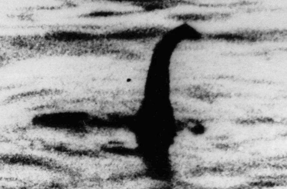 Η πρώτη φωτογραφία της Νέσι: Ο μύθος, η φάρσα και το μυστήριο με το «τέρας» του Λοχ Νες