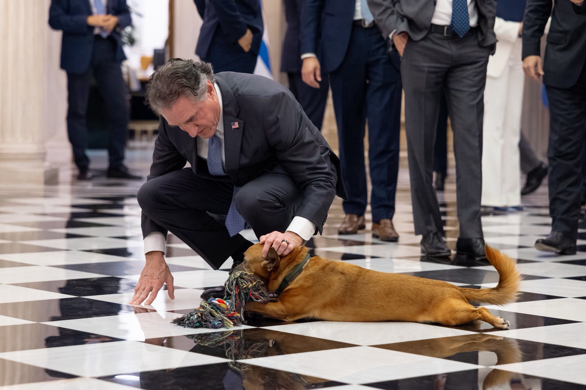 Ο Πίνατ έκλεψε την παράσταση στο Μαξίμου – Τον χάιδεψε ο υπ. Εσωτερικών των ΗΠΑ