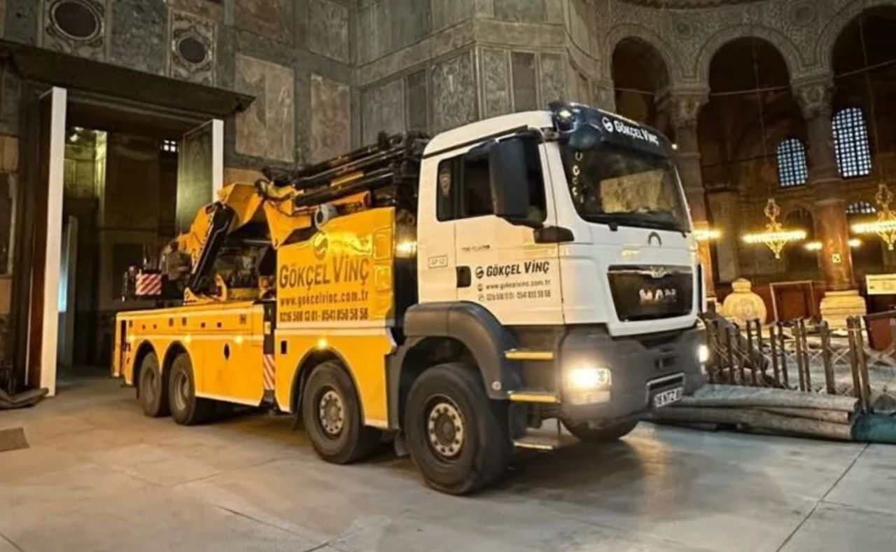 Γερανός μέσα στην Αγία Σοφία κατά τη διάρκεια εργασιών αποκατάστασης