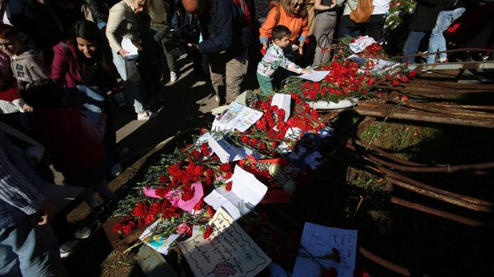 «Ήμουνα εδώ τότε»- Πλήθος κόσμου στην 52η επέτειο του Πολυτεχνείου