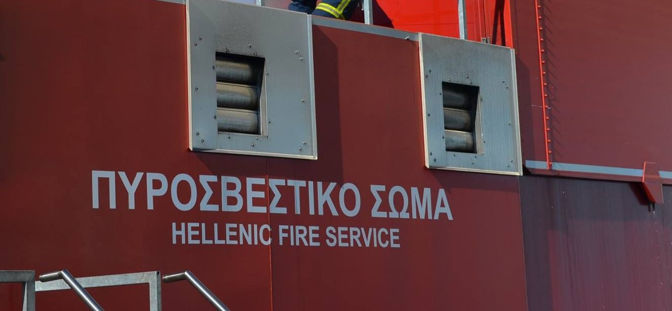 Φωτιά από έκρηξη σε συνεργείο στον Νέο Κόσμο: Κάηκαν αυτοκίνητα