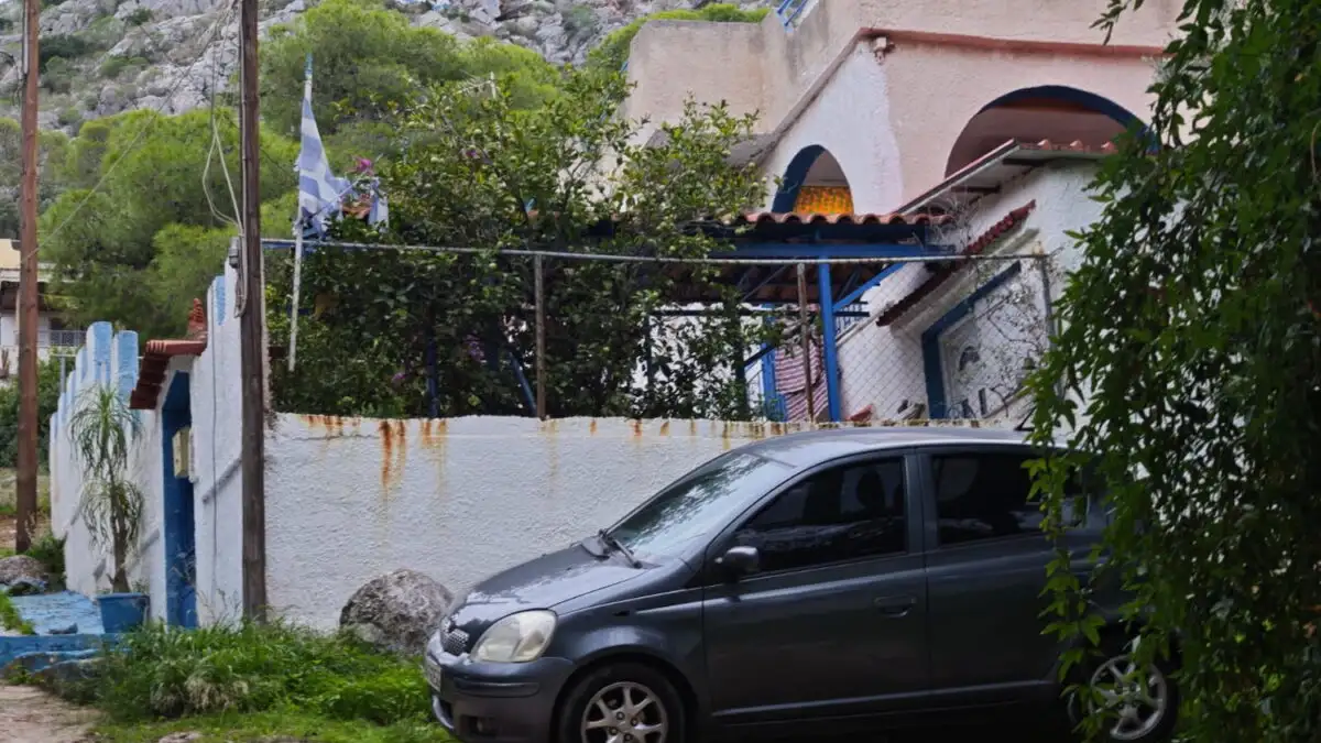 Σαλαμίνα: Από χτύπημα στο κεφάλι έπεσε νεκρή η 75χρονη – Κάμερα κατέγραψε τους δράστες