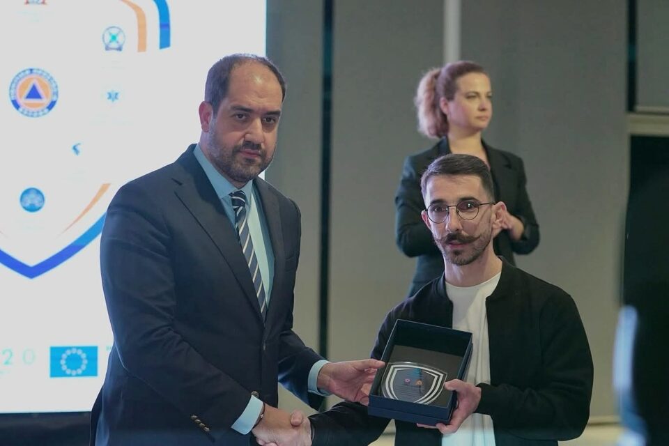 Εύβοια: Βραβεύτηκε ο εθελοντής δασοπυροσβέστης που τραυματίστηκε στη φωτιά του Κολοβρέχτη