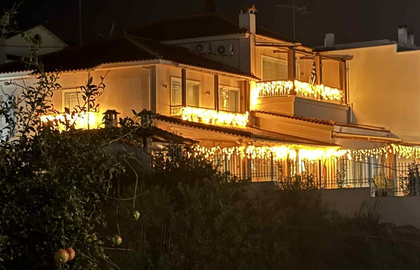 Αυτό είναι το πιο φωτεινό χριστουγεννιάτικο σπίτι στην Εύβοια – Μαγικές εικόνες