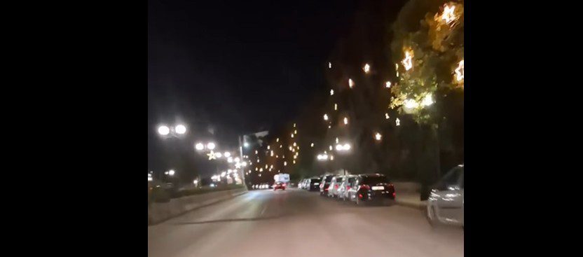 Αυτός ο δρόμος της Εύβοιας γέμισε με χριστουγεννιάτικα αστεράκια