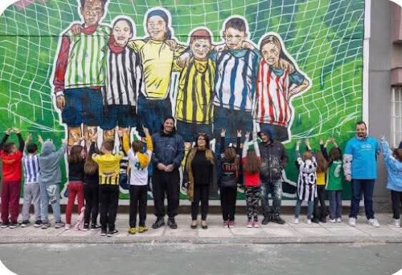 Συγκινούν οι μικροί μαθητές στην Εύβοια: Φωτογραφήθηκαν με μπλούζες όλων των ομάδων