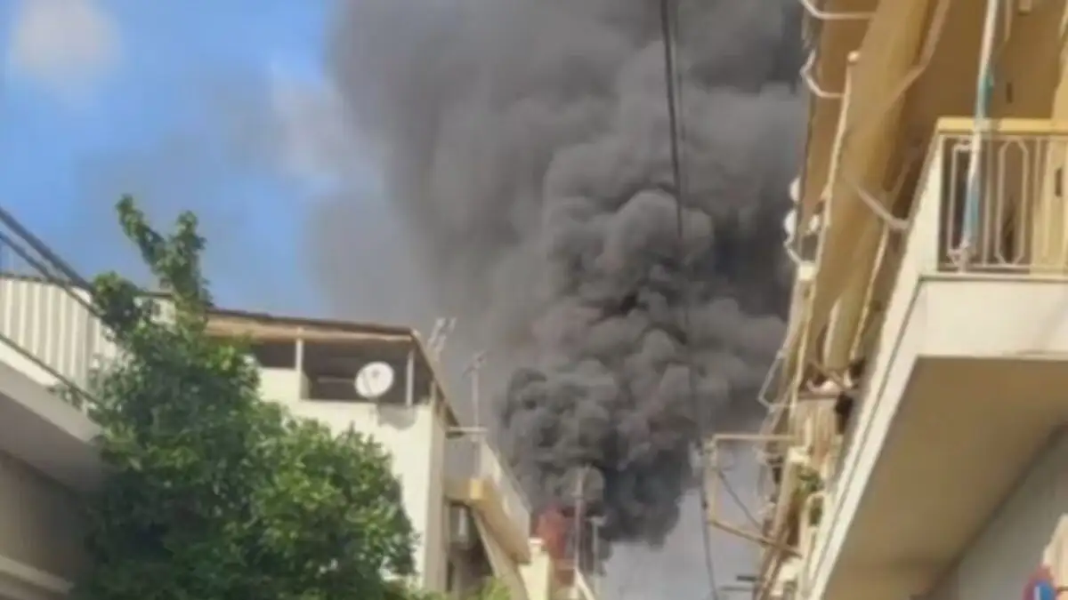 Φωτιά σε ταράτσα πολυκατοικίας στους Αγίους Αναργύρους